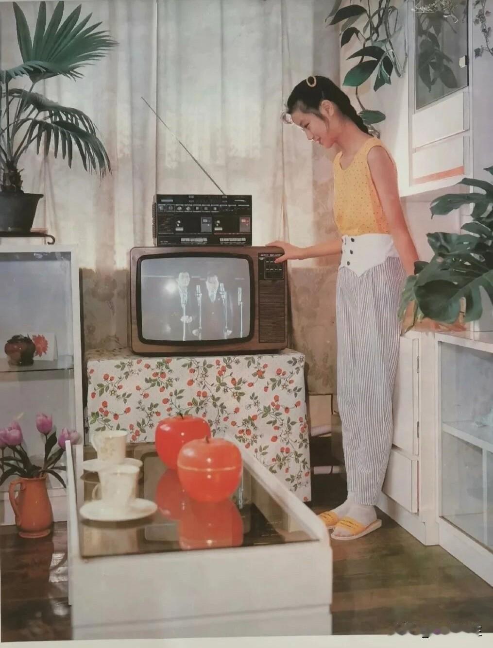 老照片欣赏：  摄于 上世纪1991年，上海； 这样的家庭条件可以说条件非常优渥