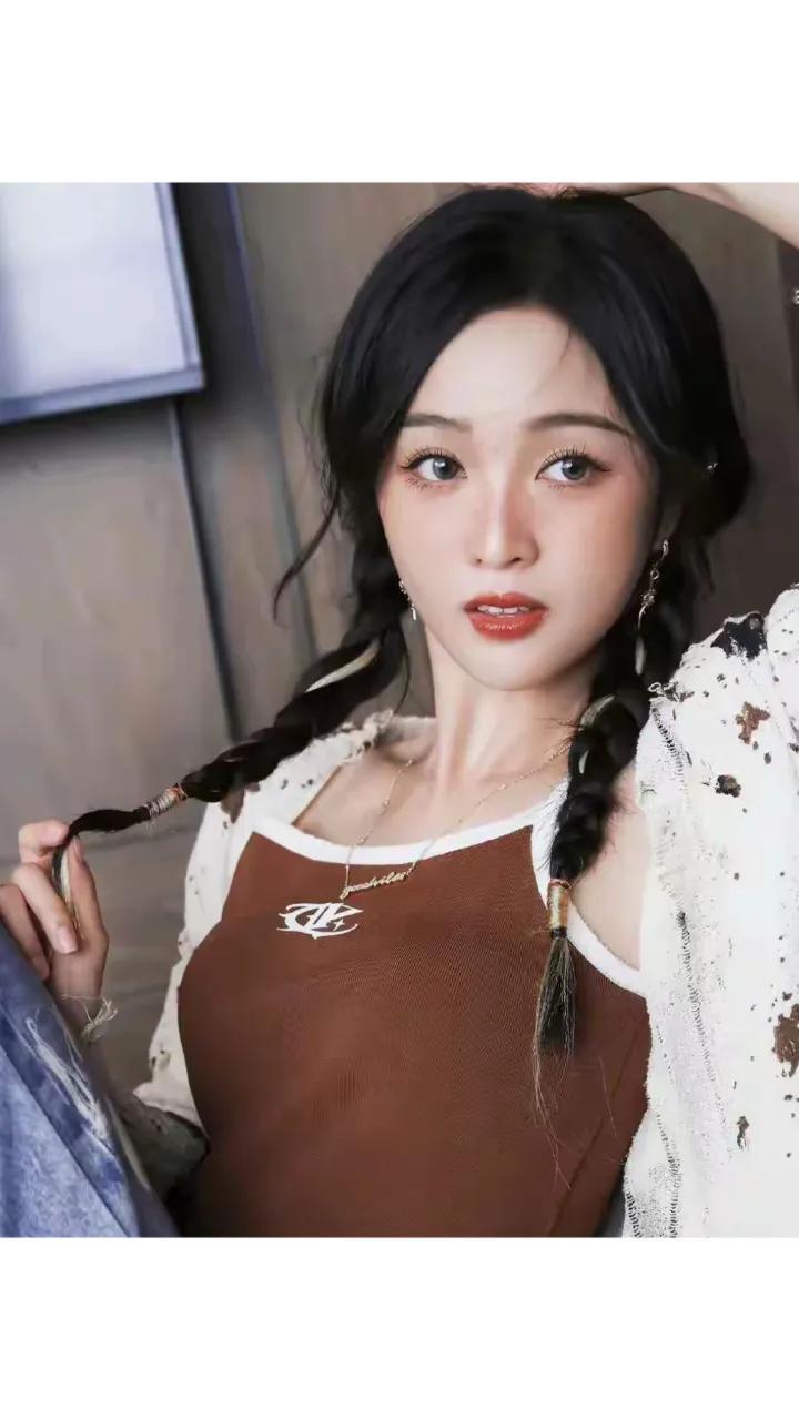 吴宣仪的时尚自信：穿搭排名之争

吴宣仪，这位娱乐圈的甜美公主，不仅才艺出众，更