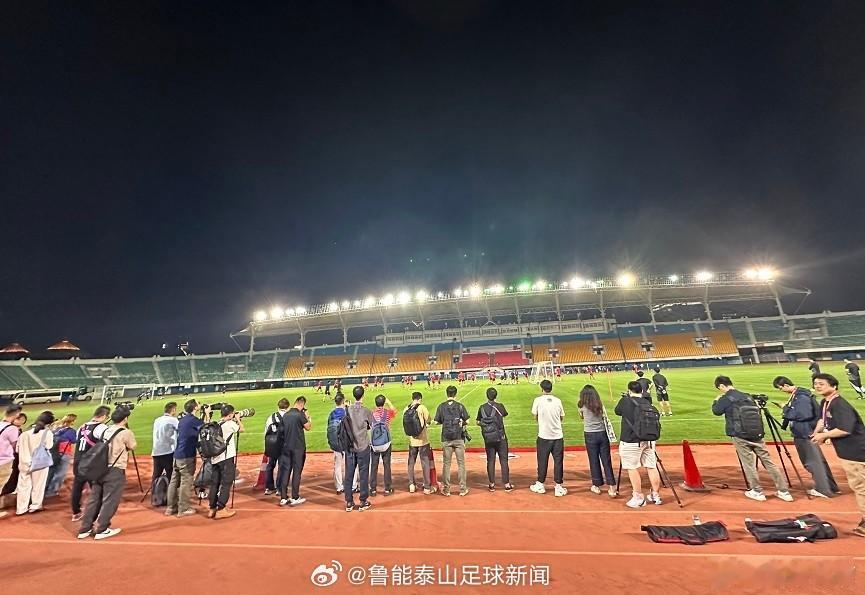 据《北京青年报》记者 国足18强赛  肖赧 的消息，日本队今日训练前15分钟封闭