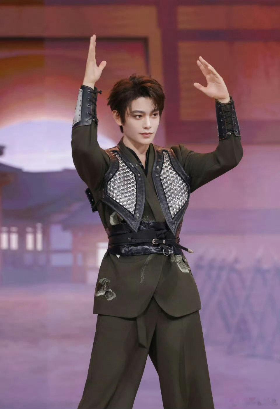 丁禹兮变脸这块儿你好星期六 丁禹兮的变脸太有节目效果了，上一秒帅气十足，下一秒就