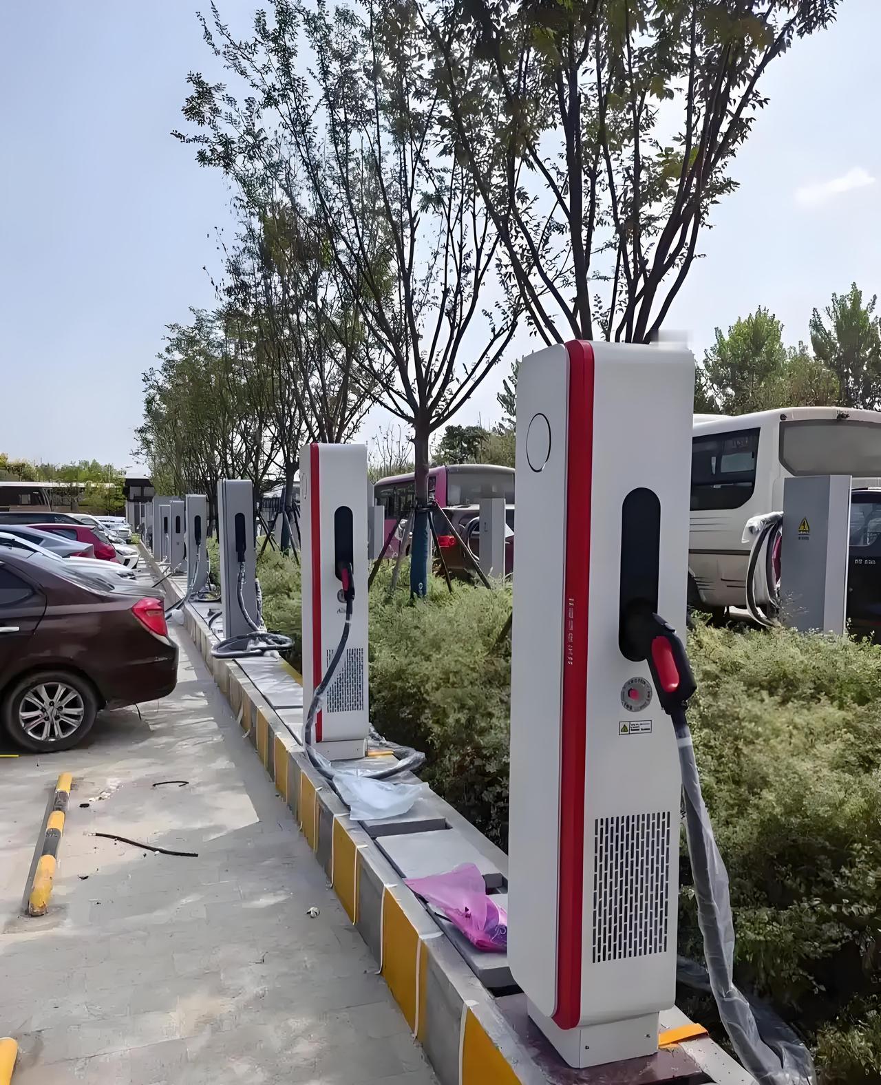 超级“充电宝”是怎么样建成的? “超级充电宝”的建成可不简单。就说全球首个300