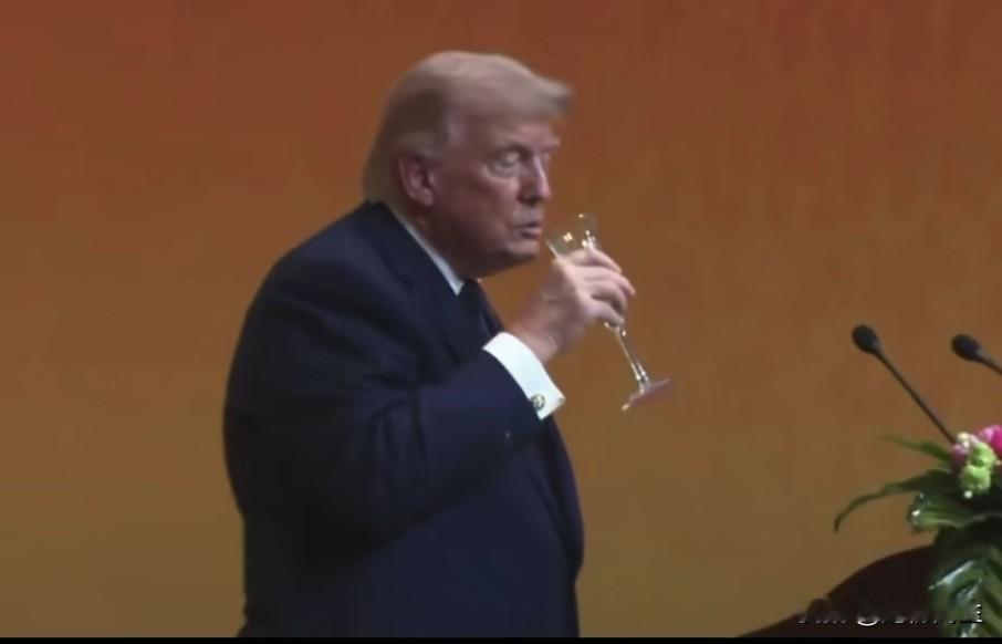 众所周知，特朗普一直有着从不饮酒的生活习惯，多年来在各类公开活动中都坚守这一原则