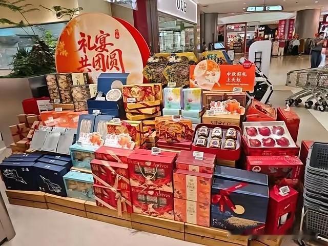 月饼真卖不动了，我看了一眼店里的月饼数据，比去年下跌60%。现在到处是控糖，我同