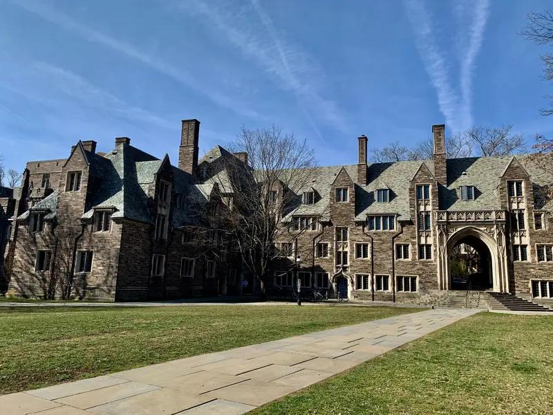 坐拥1200亿！这位中国90后，干翻美国巨头，被围剿两年反赚百亿！
在竞争激烈的