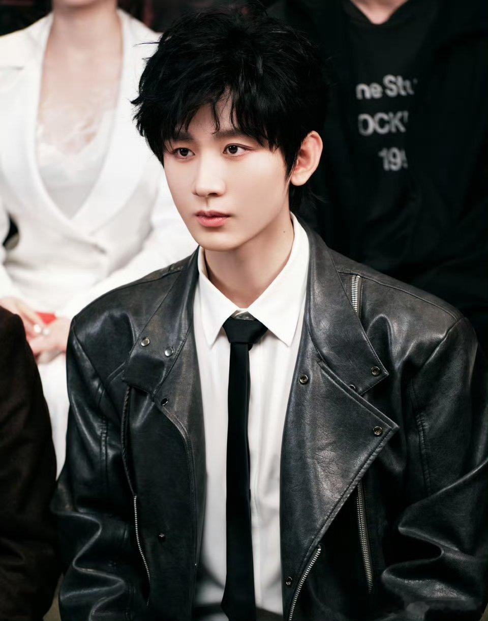 N成毅赴山海cy成毅明月高悬夜空，眼下是春天。我想起了你，内心是完整的。成毅｜赴