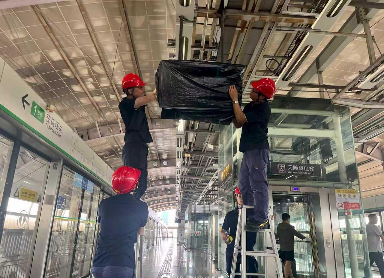 当台风“桦加沙”预警信号在手机上频繁亮起，防风等级逐步提升，深圳地铁通号工作人员