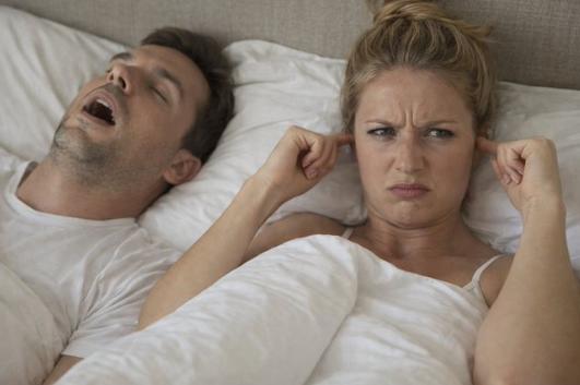 【研究表明，伴侣打鼾可能导致女性听力下降。 响亮的鼾声可达100分贝——大致相当