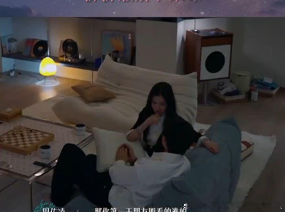 柳柳周佑凌确认关系半熟恋人5 之前周佑凌因为柳柳没看他朋友圈疯狂吃醋，这次沙发聊