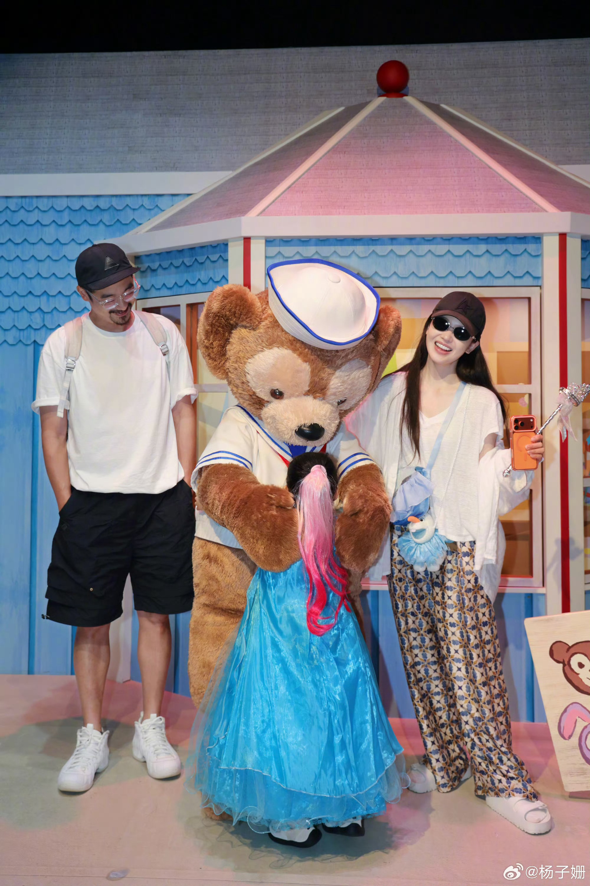 杨子姗4岁女儿身高杨子姗女儿4岁身高 杨子姗晒出一家人迪士尼游玩照片，4岁的女儿