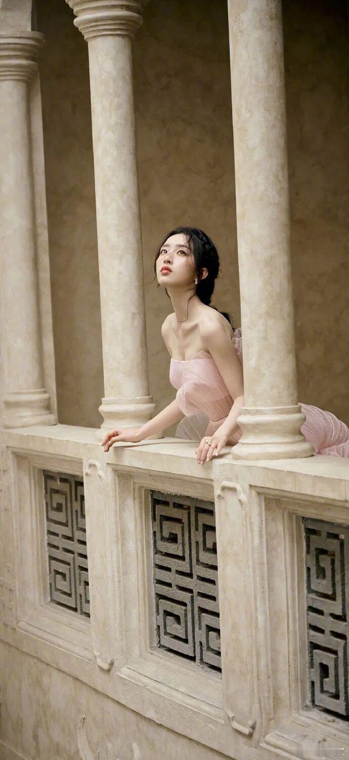 邓恩熙也去新音了邓恩熙真的好美呀，没想到她也去了时代峰峻的新年音乐会！ 