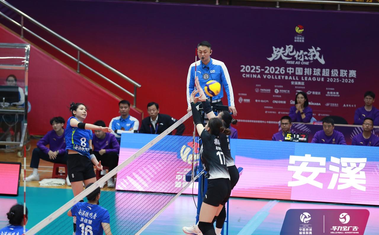 【庄宇珊23分 福建女排1:3北京】
女排联赛A级5-8名排位赛第一回合
福建女