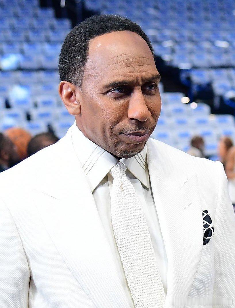 NBA[超话]  据雅虎体育报道，斯蒂芬·A·史密斯如今年薪近4000万美元。 