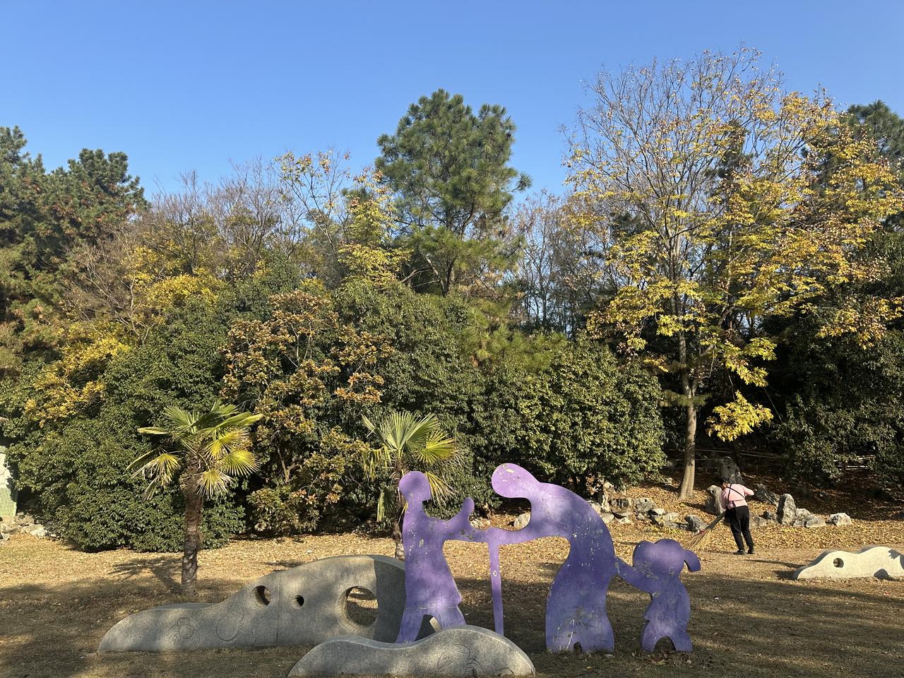 冬日的盛泽镜湖公园也太有氛围感了吧！

湛蓝的天空下，健身区的器械整齐排列，彩色