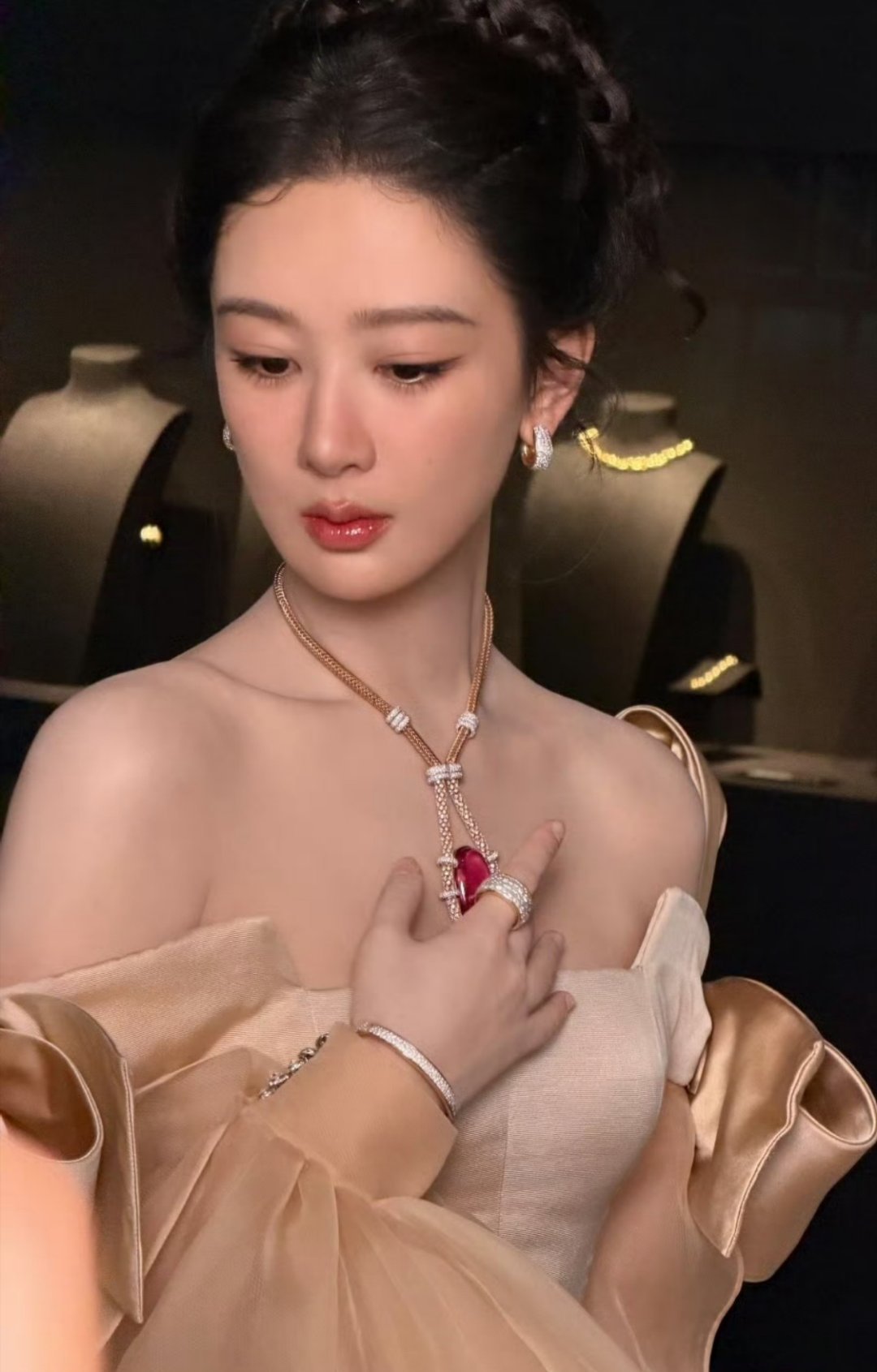 杨紫白玉兰视后恭喜杨紫，白玉兰三次陪跑后终于如愿！！热点解读