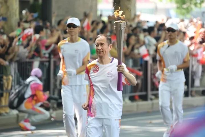 杭州亚运会火炬手接力今日开启。阿里巴巴作为杭州名片，到底还是亮相了。恭喜张勇！还