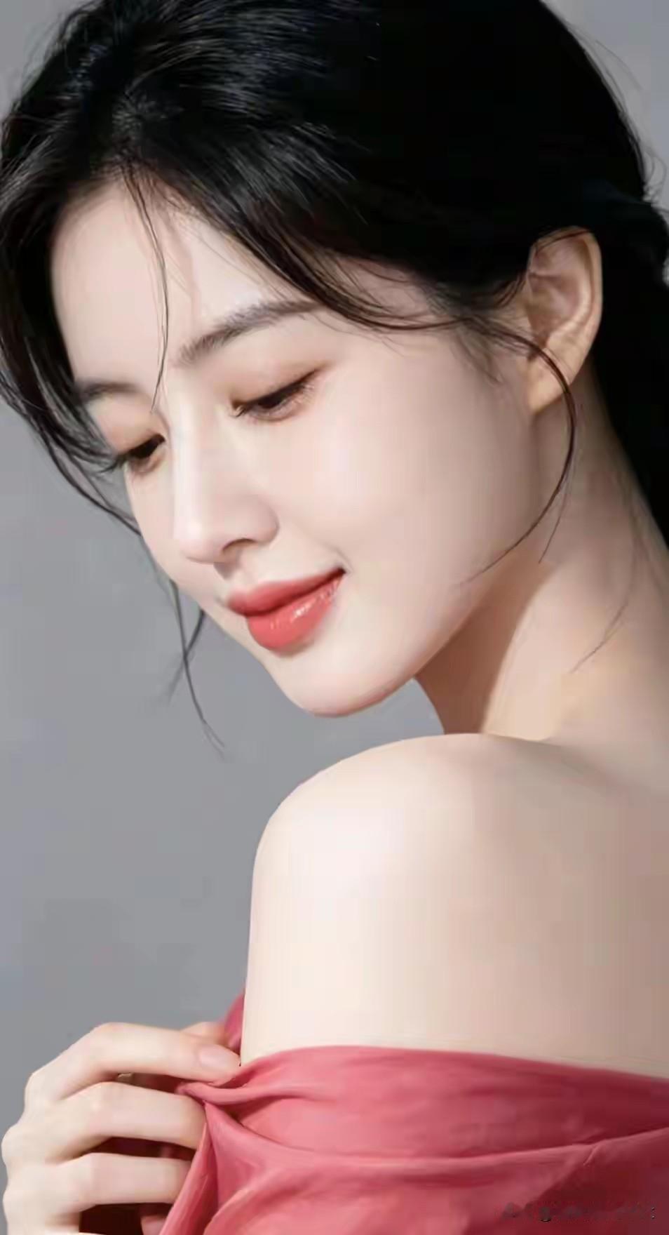 水仙子·低眉韵
 
柔丝轻落敛清眸，浅笑藏温意自悠。
尘间纷扰皆抛后，安然岁月留