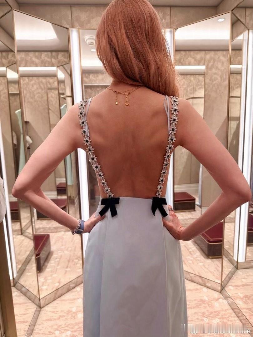 李嘉欣调侃自己是穿普拉达的女魔头

6月2号李嘉欣在社交平台晒出一张极具氛围感的