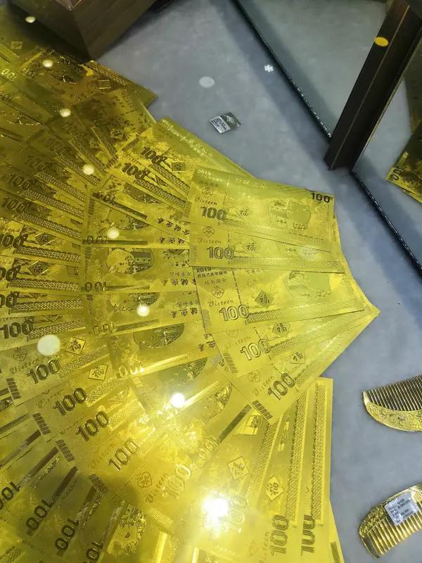 黄金二百溢是多少呢? “黄金二百溢”里的“溢”通“镒”，是古代重量单位。在《史记