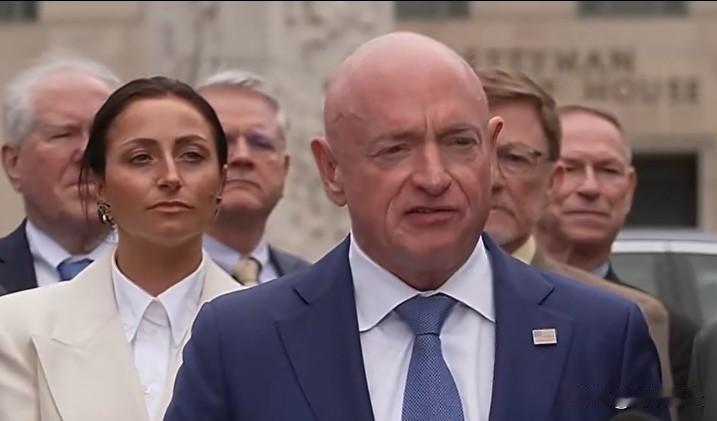 美国退役海军参议员马克·凯利公开指控，因其批评对伊战争缺乏战略目标的合法言论，遭