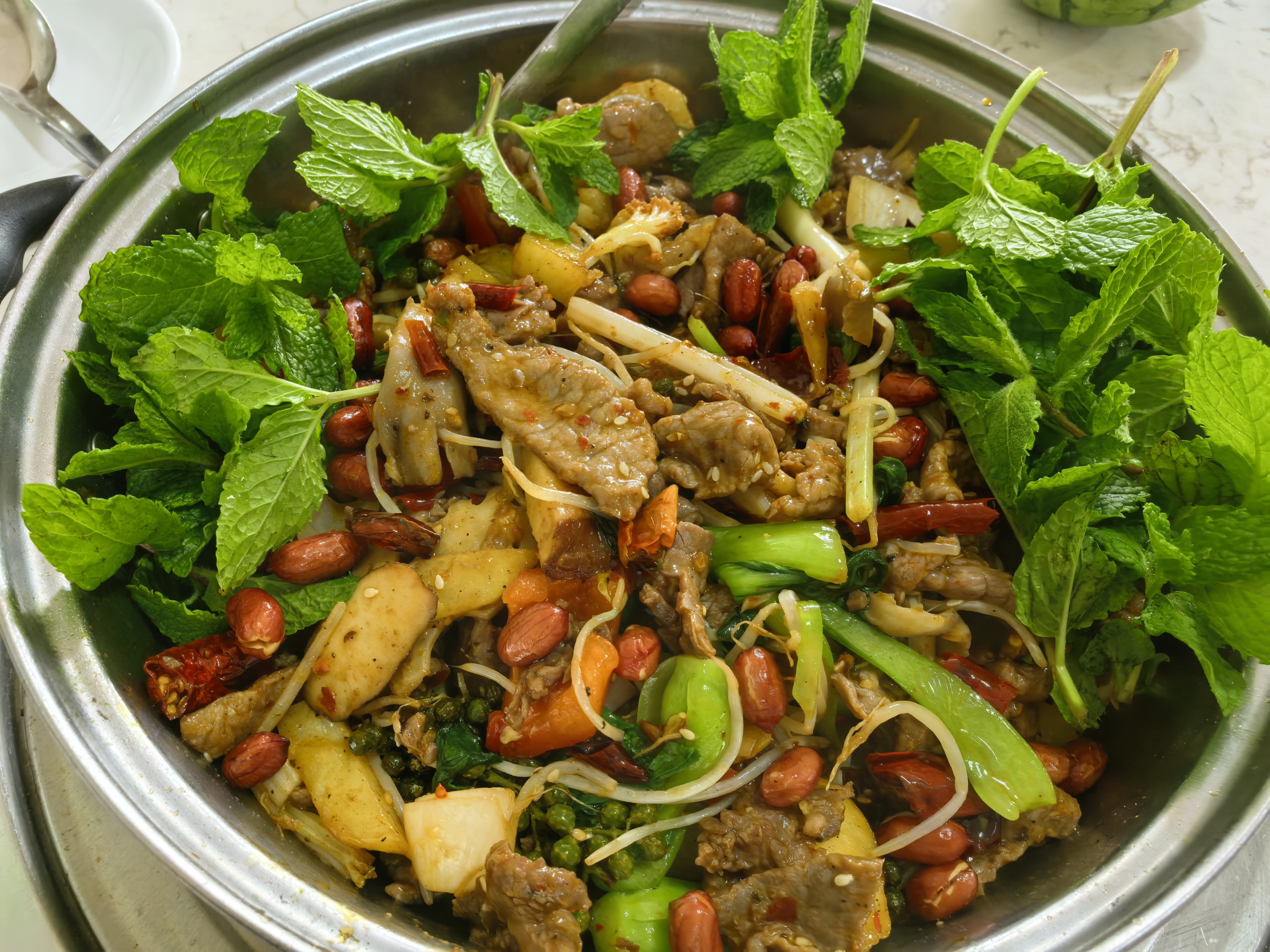 在外面吃的干锅牛肉，食材新鲜不是用料理包炒的，就是鲜辣椒花椒，薄荷免费续。 