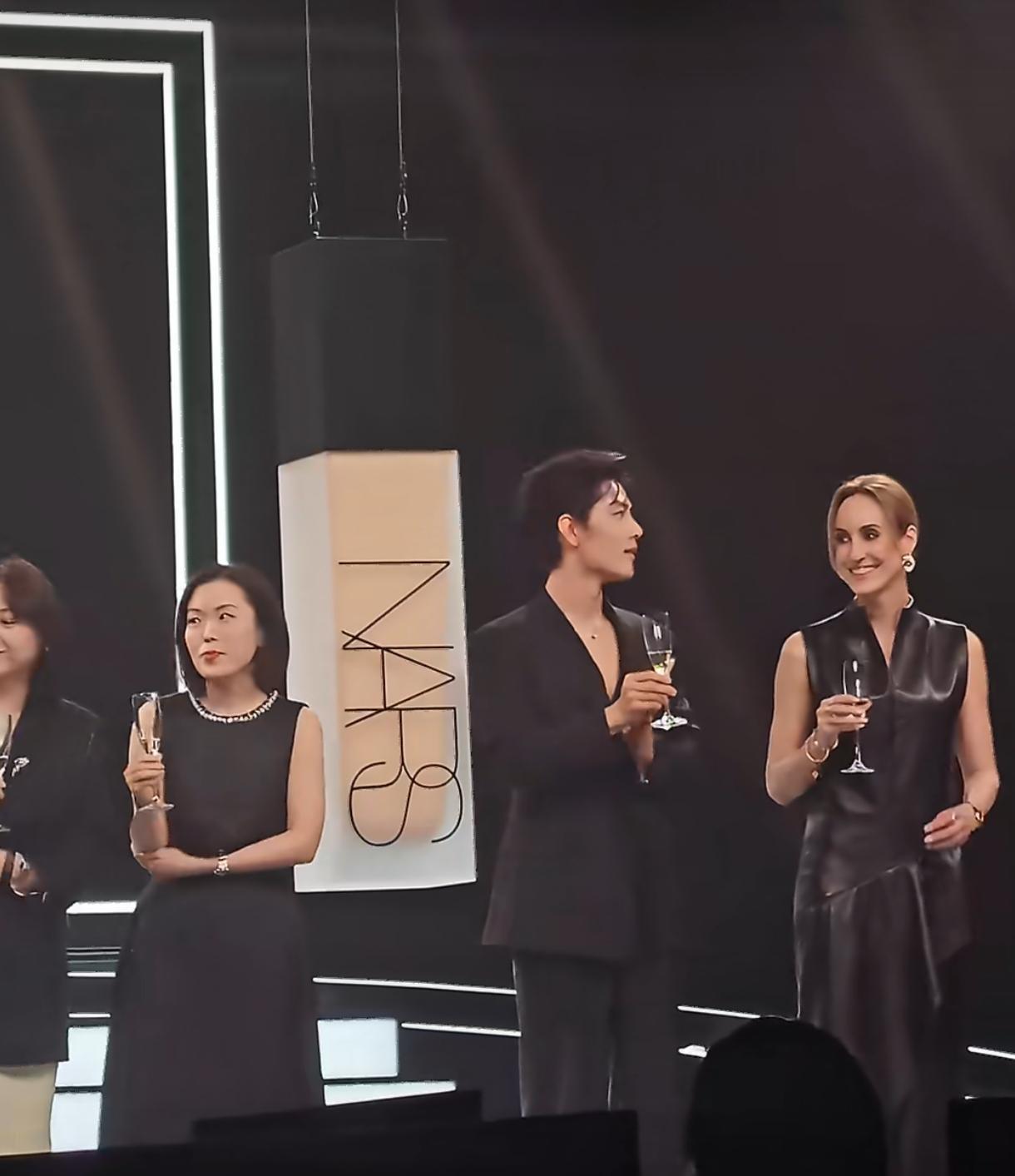 肖战一出场，全场直接炸了！
 
真正的顶流气场根本藏不住，肖战一现身，瞬间就成了