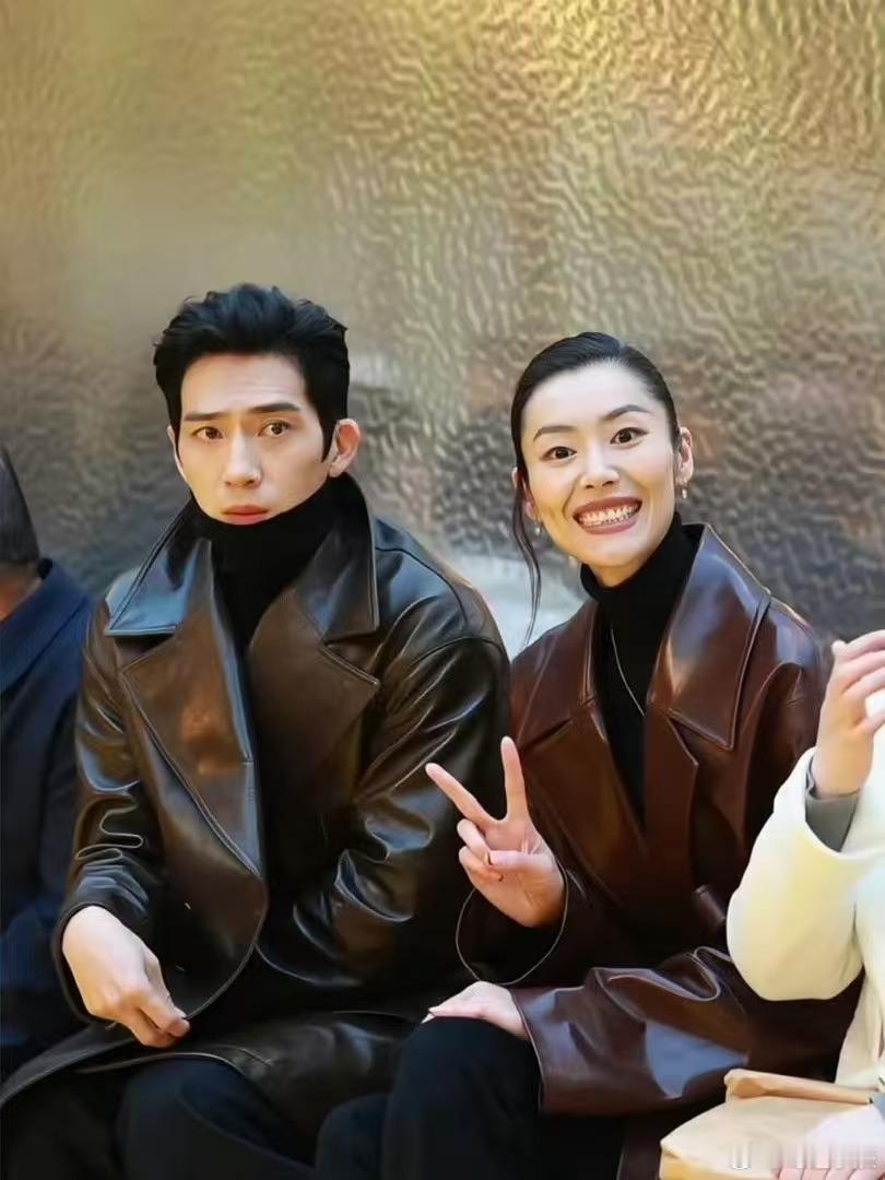 刘雯井柏然秀场合体刘雯井柏然情侣装合体 秀场最强合体来了！刘雯酒红皮衣自带美颜滤