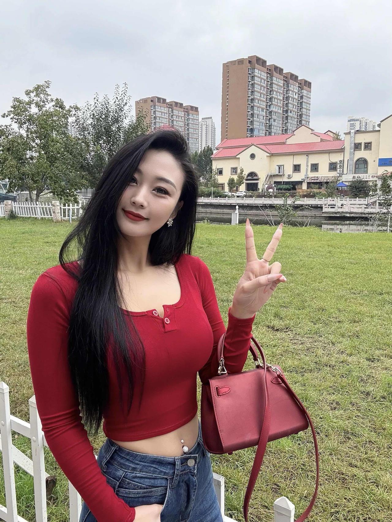 今天的我 是红色的这就是我的颜色 今日心情红色 穿搭 温柔红色穿搭 牛仔裤