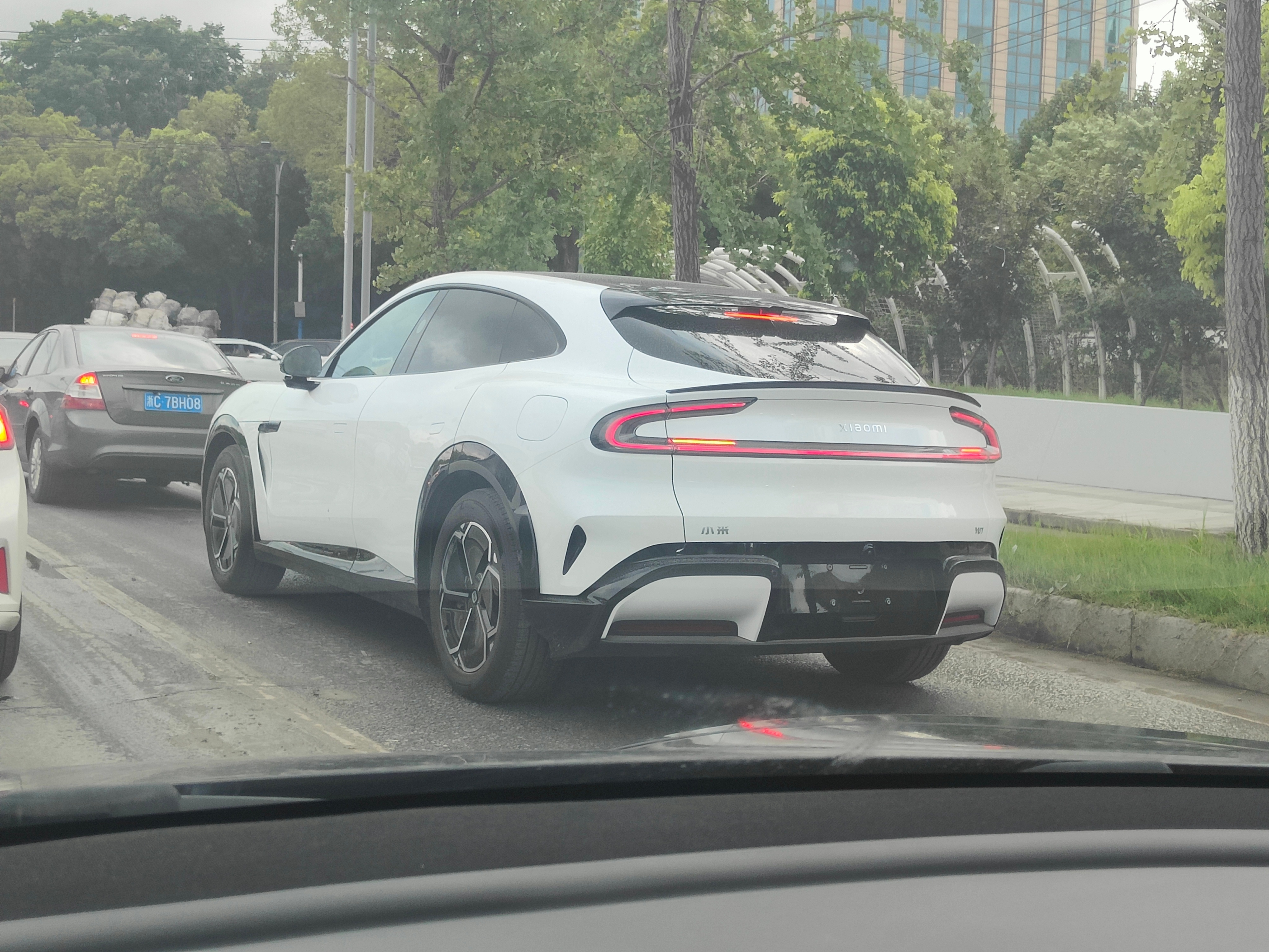 路上看到了实车版小米YU7，不过我还是喜欢我的ModelY ​​​