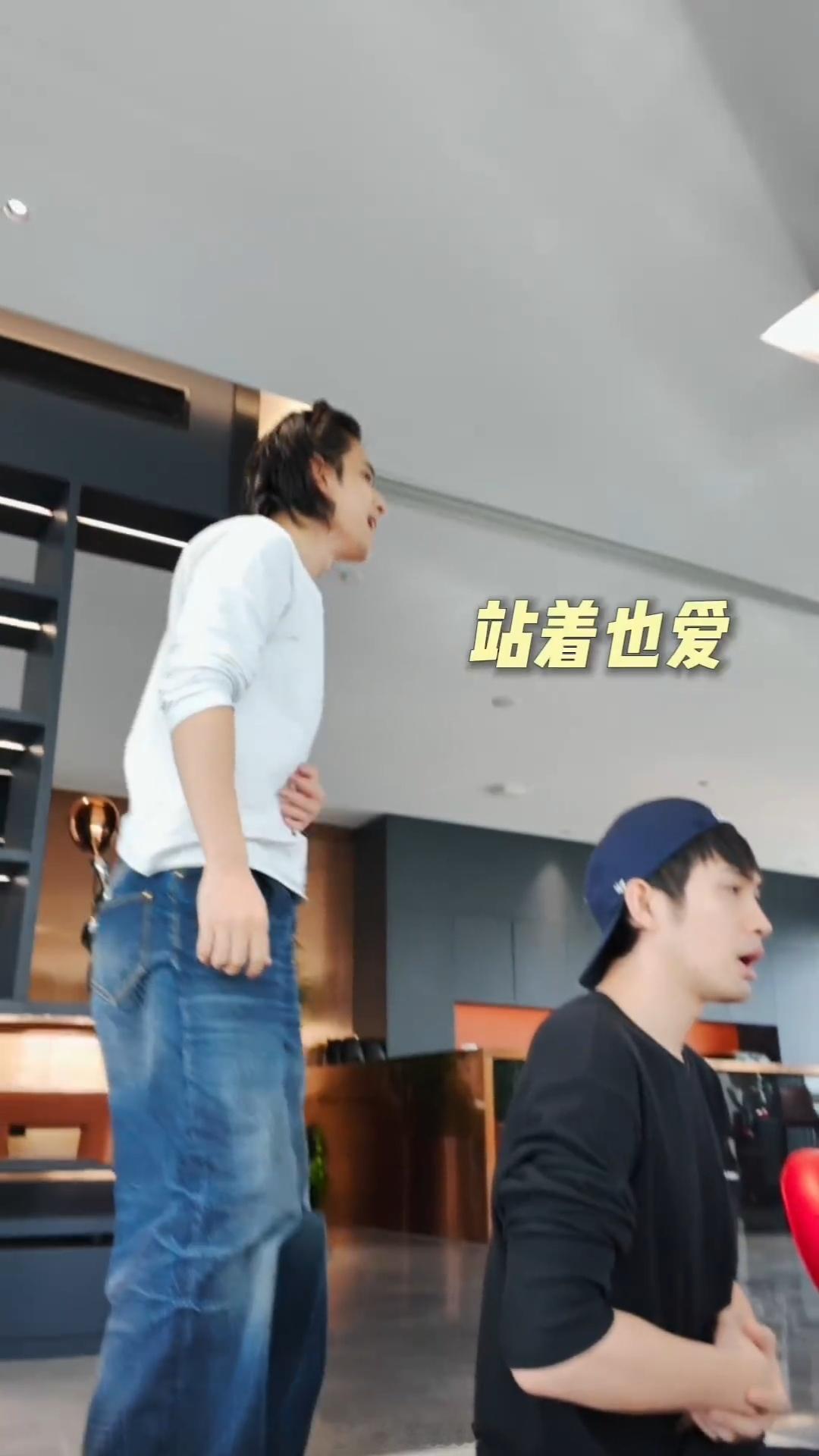 陈若轩披哥口碑陈若轩在张彬彬部落从之前的部落来到新的集体，期待陈若轩在张彬彬部落