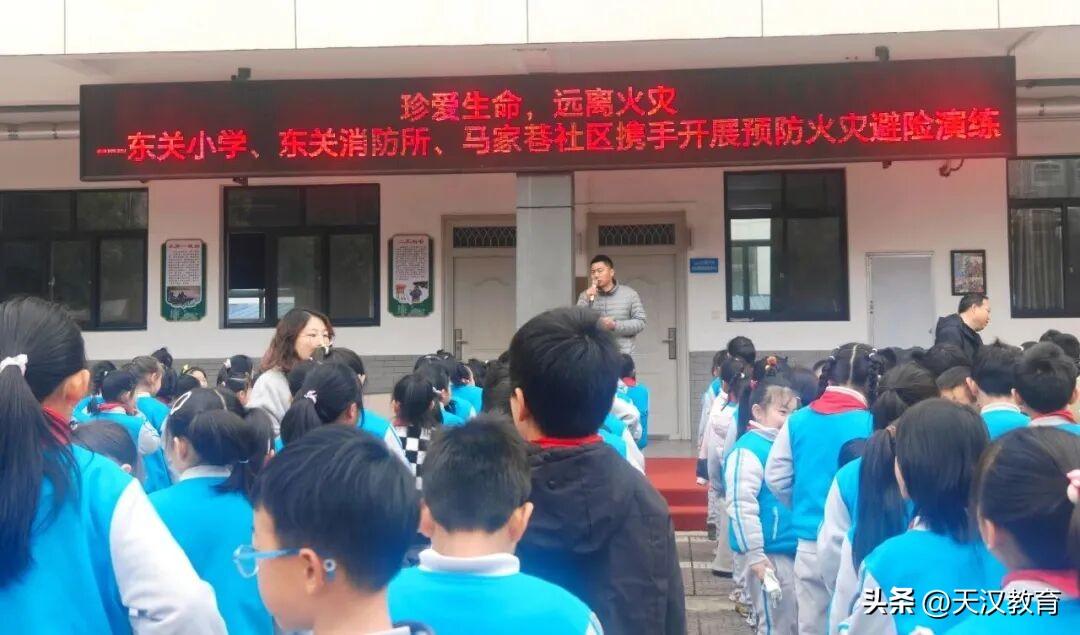 生命至上”消防疏散演练。全校师生共同参与，整个过程有序顺畅，达到了预期效果。本次