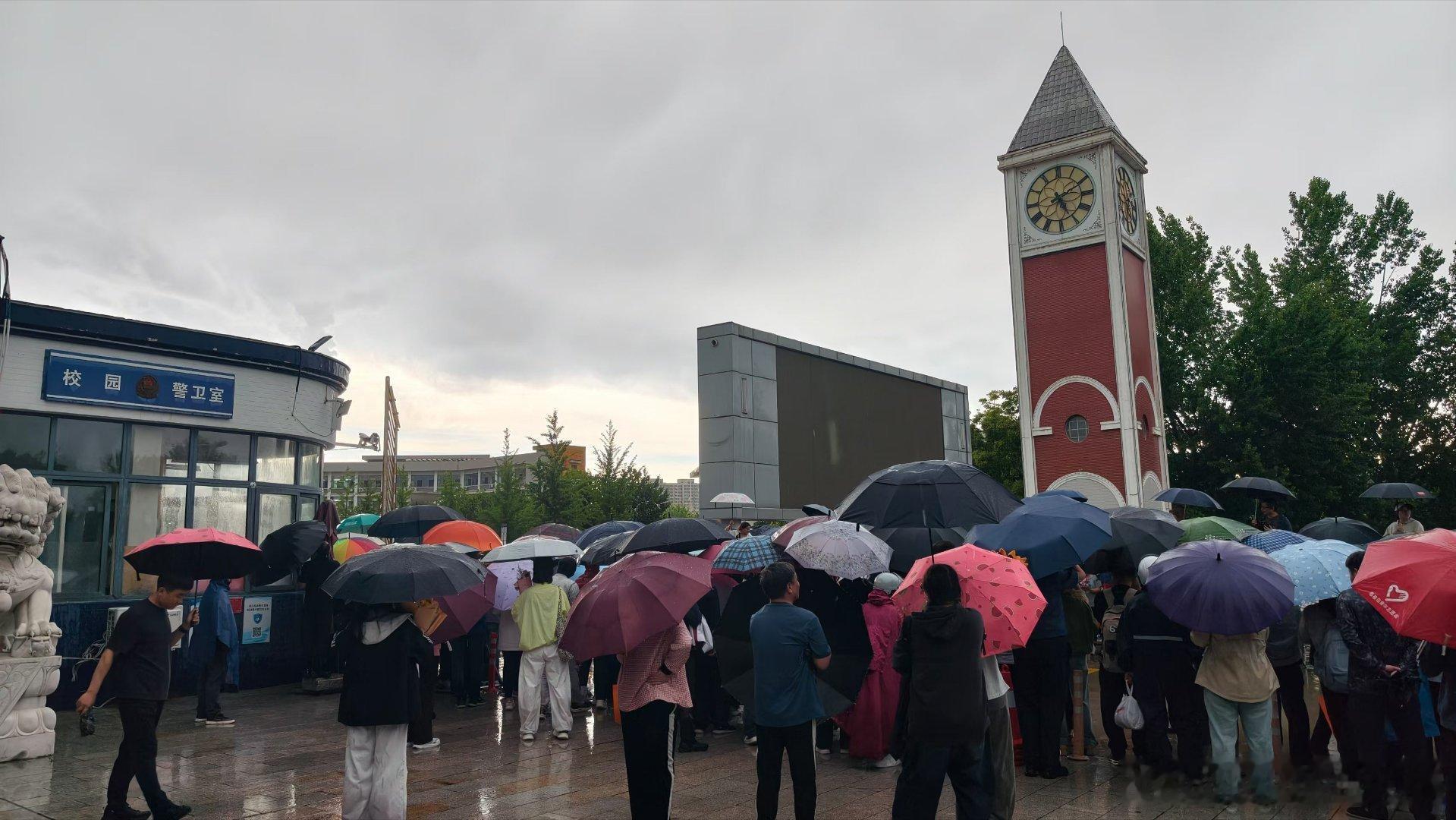 小小七的生活方式令火青年实验室 每逢高考必下雨，尤其是小岛的天气，中午还是晴空万