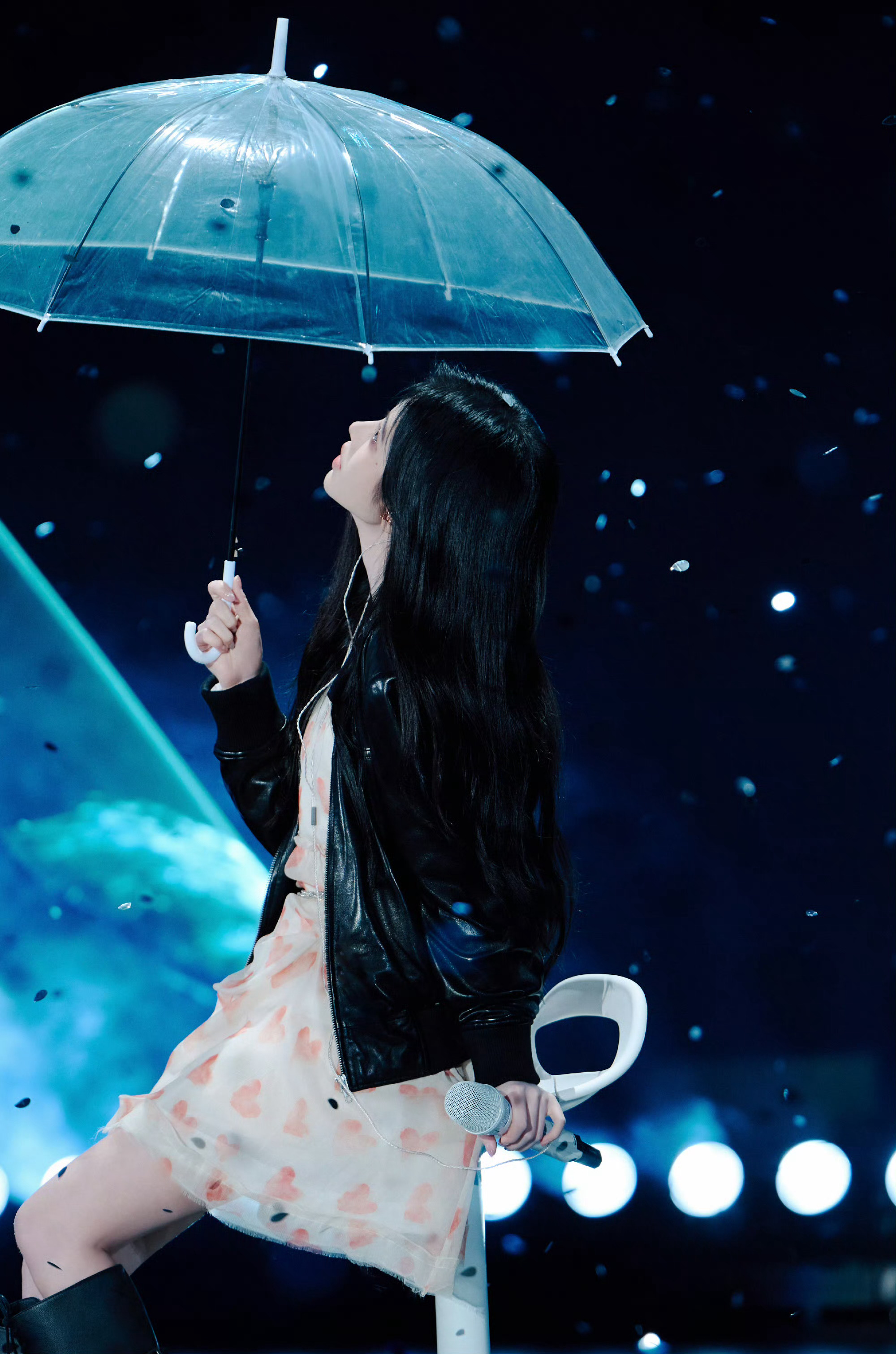 QQ音乐超级巅峰之夜鞠婧祎演出彩排图来了！！又可以听到鞠婧祎的歌声啦！小鞠今晚见