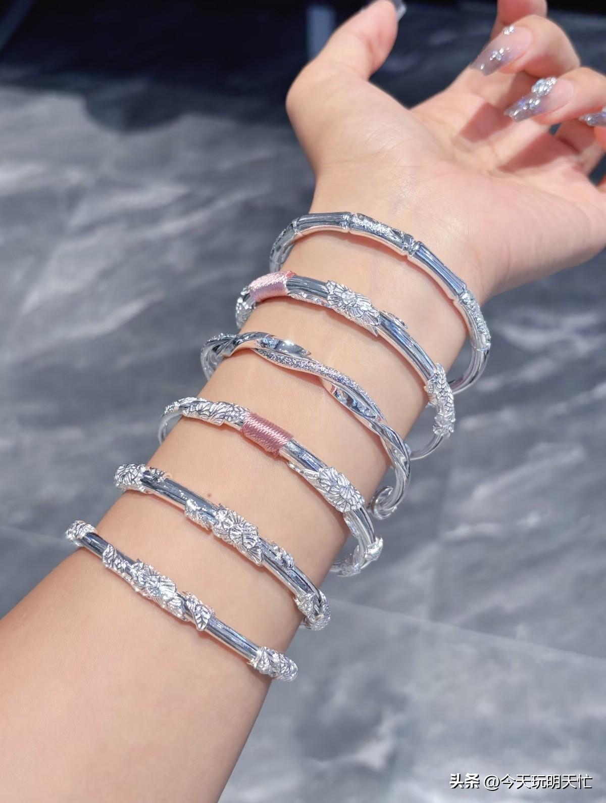 3月19号，金价银价直接崩了，行情完全失控。今天金价跌破1000，白银更是跌到1