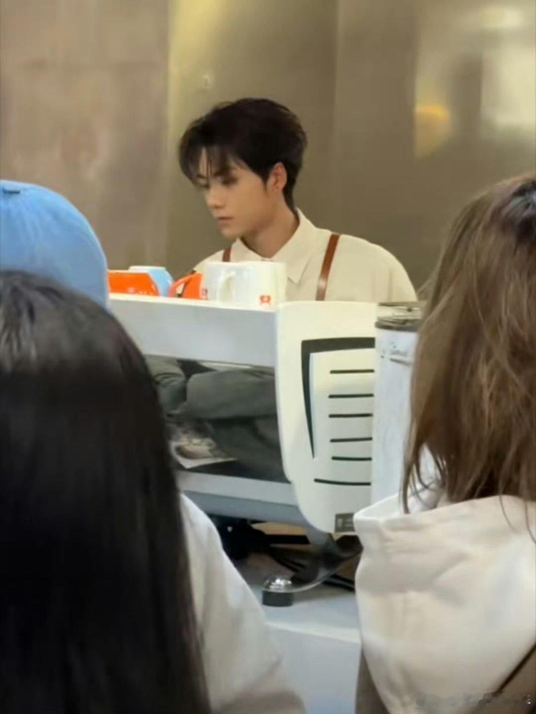 没人通知我食堂换帅哥打菜了家人们，别人看男团路透是时尚大片，我看男团路透在食堂，