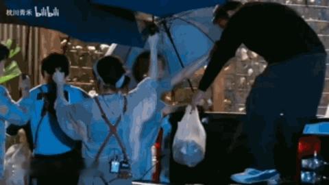 看到组里吐槽张雅琪，请大家不要错过张雅琪打伞啊笑死我了忙忙碌碌但其实啥也没干be