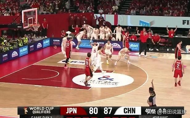 今天中国男篮客场击败日本男篮一战，给我产生了一个非常深刻的印象：从裁判全场比赛近