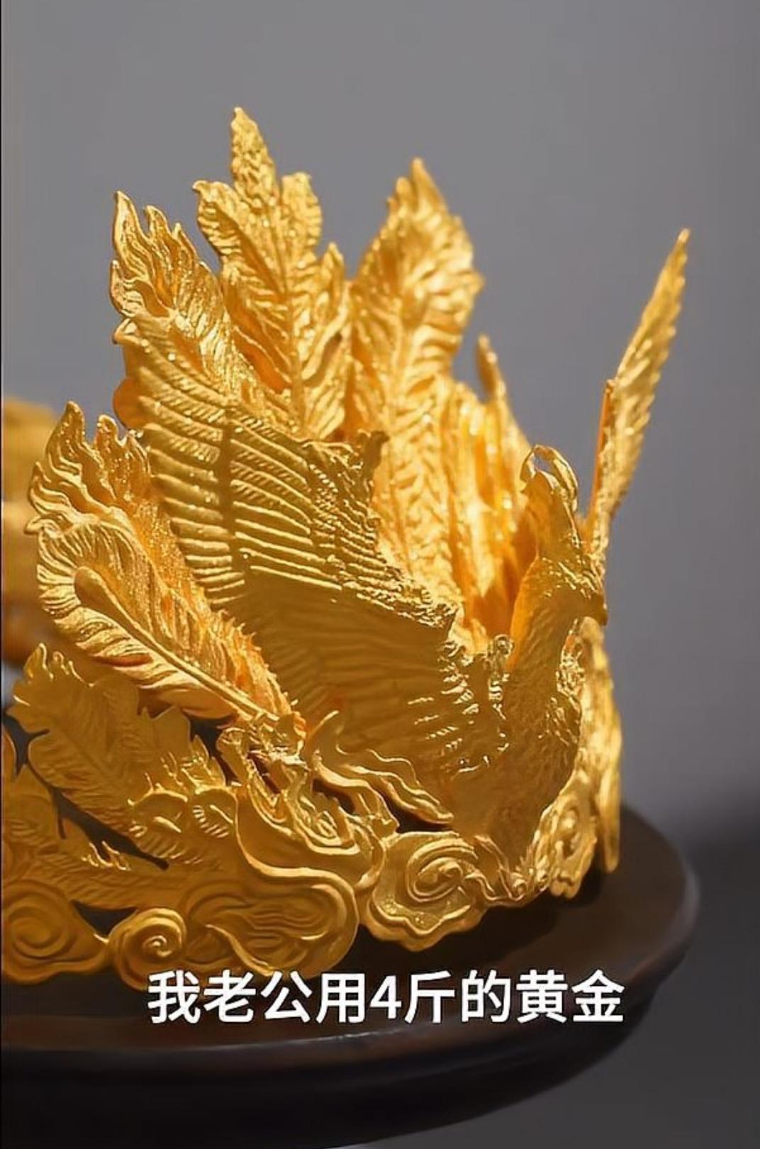 12月13日，博主张凯毅发视频哭诉一件糟心事：她放在免费展览上的4斤重黄金凤冠，