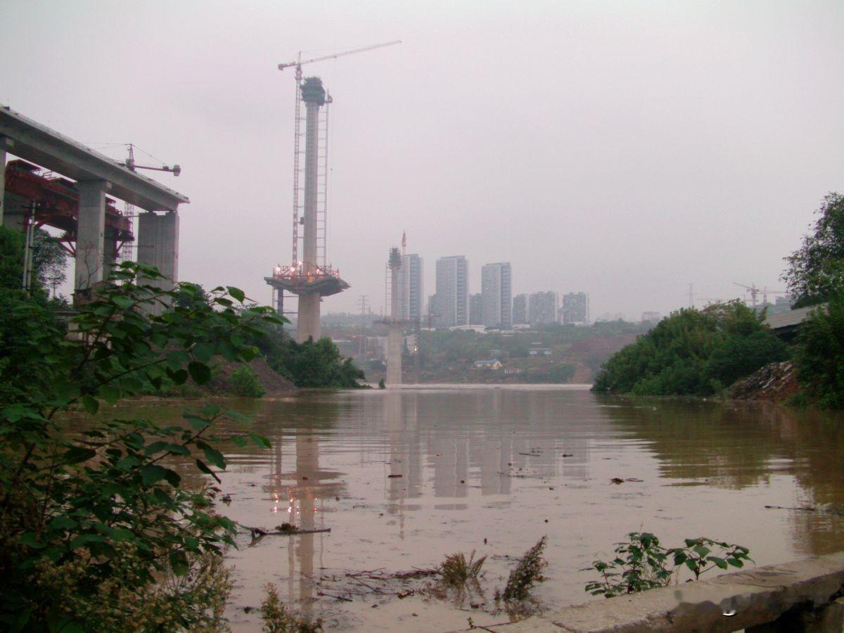 2011年9月，还在建设中的重庆双碑嘉陵江大桥，当时嘉陵江上游流域连降暴雨导致水