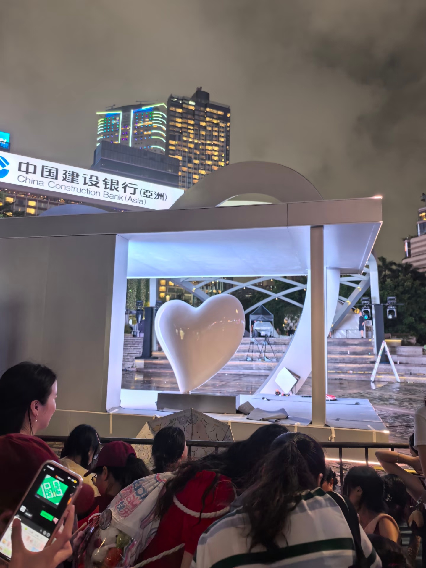 ysl好牛，居然邀请到肖战七夕在港城约会，期待ysl香港【偏心站】活动！等不及要