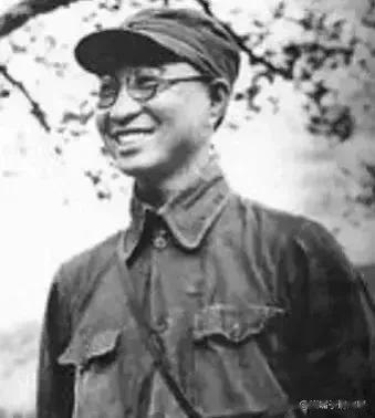 1943年的夏天，可以说是“骄阳似火，遍地硝烟”。当时毛主席在延安开会，陈赓坐在