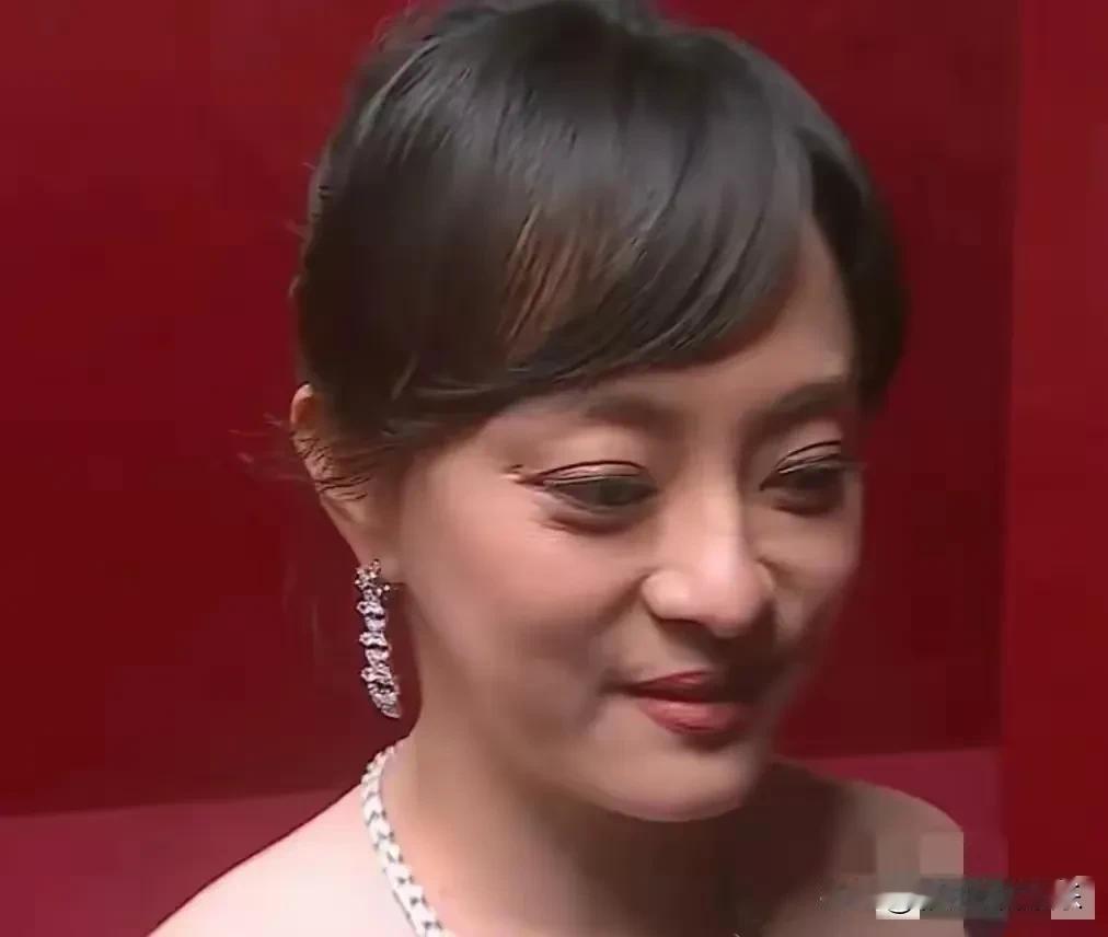 芭莎盛典太坑了，明星签到的时候被怼脸拍，纷纷现出原形，孙俪苹果肌下垂，眼纹严重，