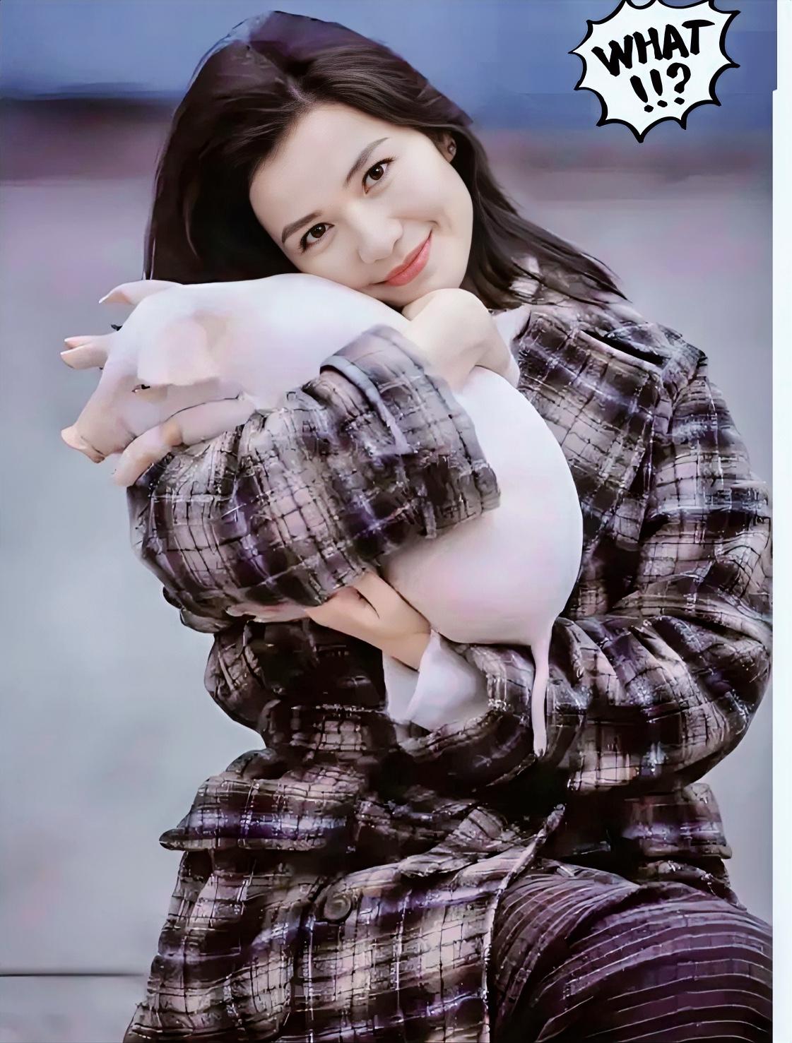 港风女神钟楚红，一眼便让人惊艳，这美简直绝了！
她自带一种松弛的明艳感，笑起来时