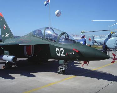 每天认识一件兵器 雅克-130教练机［苏］机长：11.49米翼展：9.72米机高