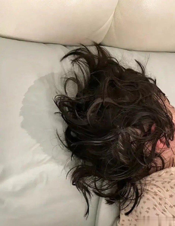 #中医式生活# 孩子一睡觉就出汗多，爱蹬被子，是因为热吗？其实真正的原因在这。有