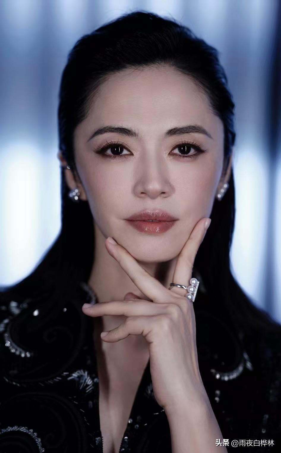 估计姚晨是没想到，
就连她的前夫凌潇肃和曹郁估计也想不到，
姚晨和曹郁离婚这事儿