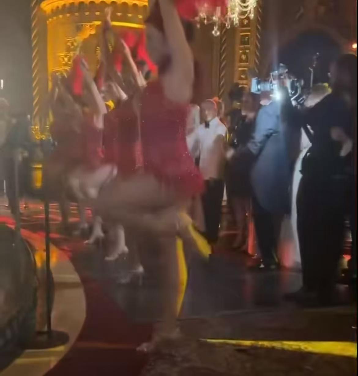 “朱门酒肉臭，路有冻死骨”。

特朗普上周五晚上在海湖庄园举办奢华的万圣节派对。