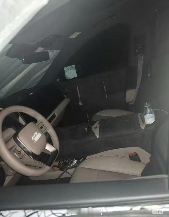 这图刷到不少次了说是理想改款后的内饰也不知道是真是假大家就做个参考吧具体设计上的