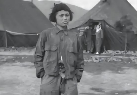 1951年，16岁的杨玉华被美军俘虏，之后的两年里，她强忍着身体上的折磨，每天反