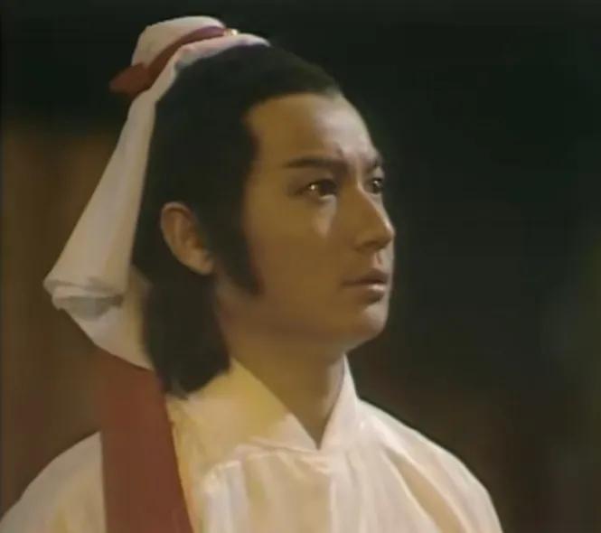 石修版的花无缺也同样翩翩贵公子，一袭白衣飘飘，同样给人以陌上人如玉，公子世无双的