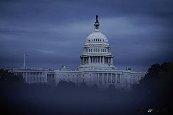 【这一次，那些奉美国为“灯塔国”的公知应该集体切腹自杀】曾经，公知们将美国捧上神